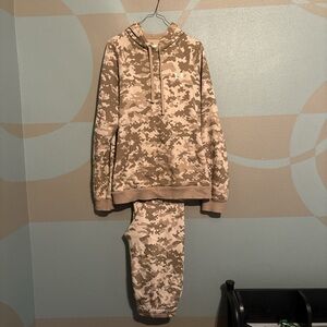 Under Armour Camouflage Hoodie and Sweatpants Set - Tan and Cream